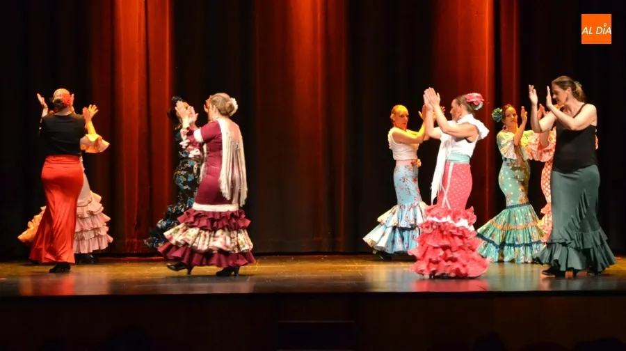 Foto 6 - Tarde de &ldquo;&iexcl;ol&eacute;s!&rdquo; en el Teatro con la gala de fin de curso de las alumnas de Rebeca Garv&iacute;a