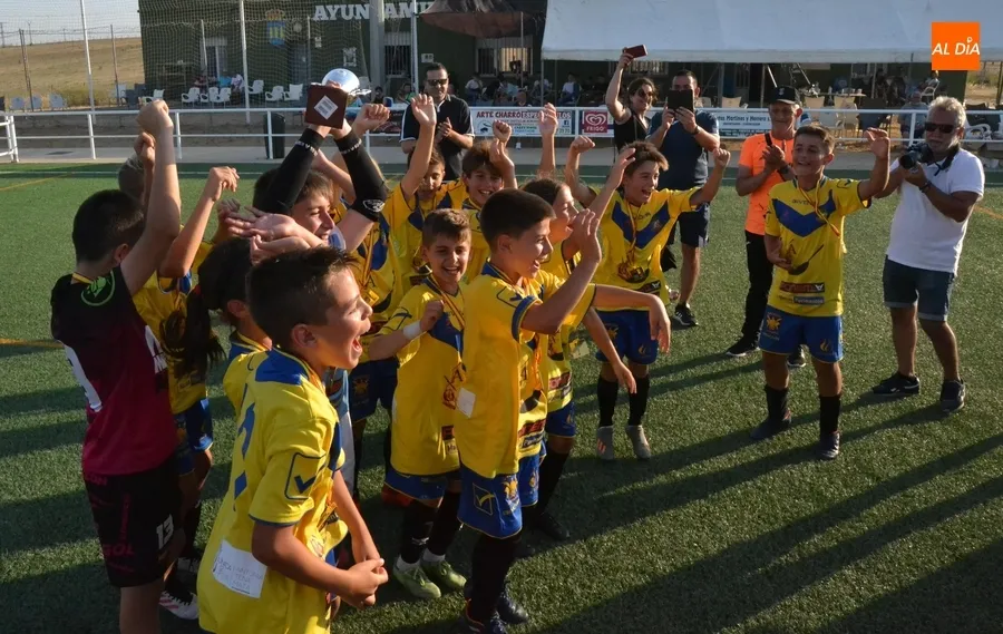 Foto 11 - Re&ntilde;ida jornada de f&uacute;tbol 7 en un caluros&iacute;simo y largo s&aacute;bado en recuerdo de To&ntilde;ete