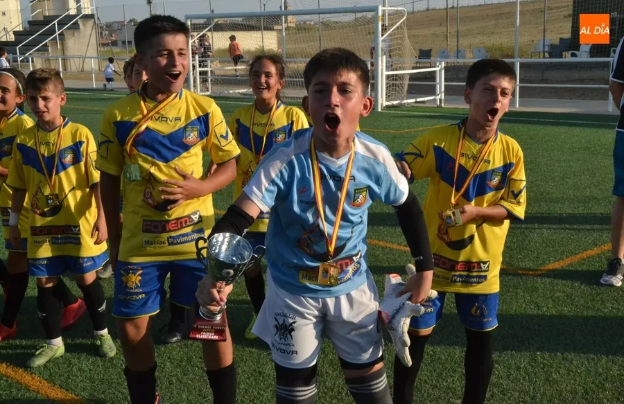 Foto 9 - Re&ntilde;ida jornada de f&uacute;tbol 7 en un caluros&iacute;simo y largo s&aacute;bado en recuerdo de To&ntilde;ete