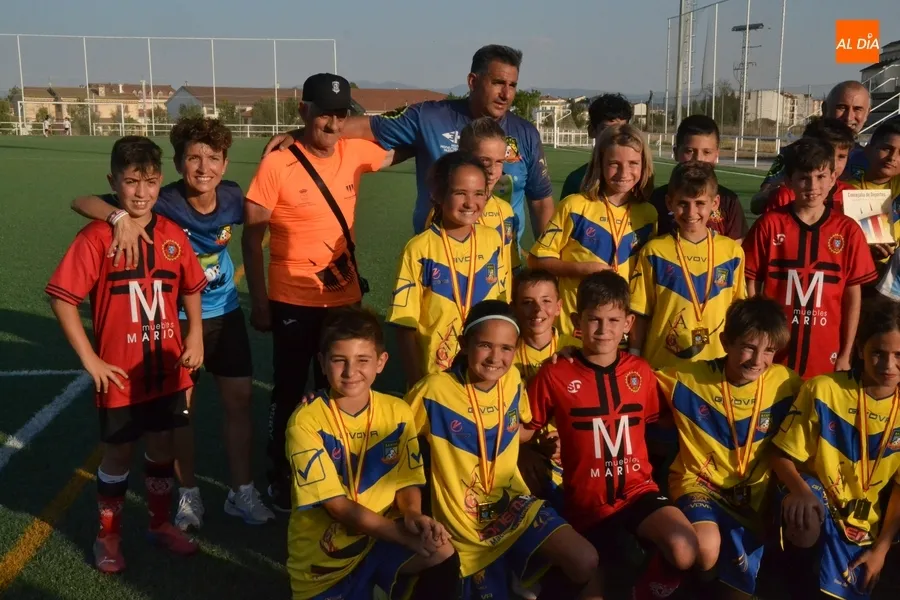 Foto 4 - Re&ntilde;ida jornada de f&uacute;tbol 7 en un caluros&iacute;simo y largo s&aacute;bado en recuerdo de To&ntilde;ete