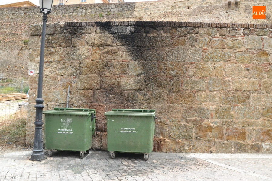 Foto 3 - Calcinados dos contenedores situados junto a la Puerta de La Colada
