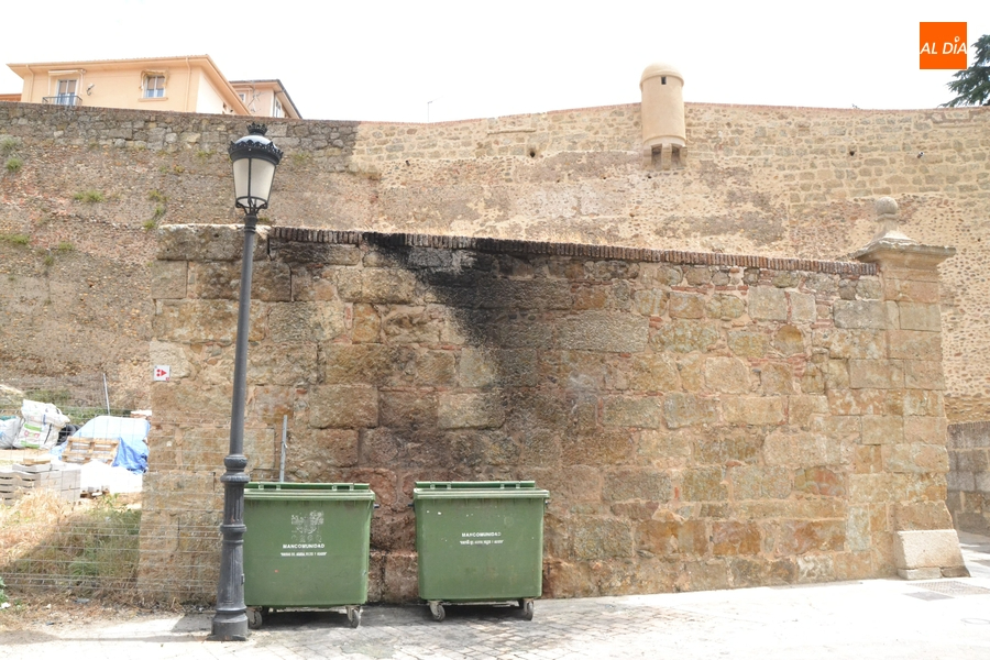 Foto 2 - Calcinados dos contenedores situados junto a la Puerta de La Colada