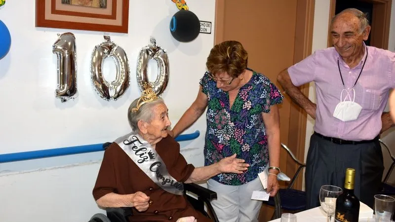 Teresa Prieto Rubio recibió una placa y un diploma