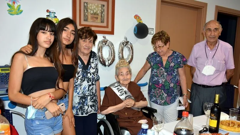 Teresa Prieto Rubio recibió una placa y un diploma