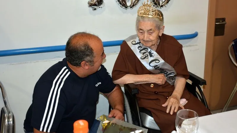 Teresa Prieto Rubio recibió una placa y un diploma