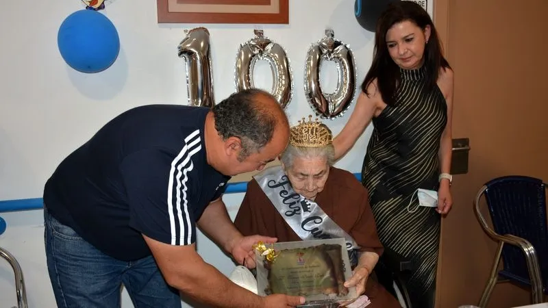 Teresa Prieto Rubio recibió una placa y un diploma