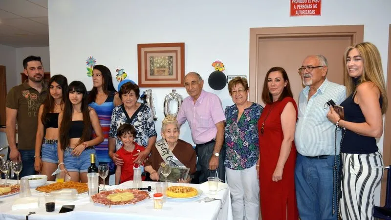 Teresa Prieto Rubio recibió una placa y un diploma