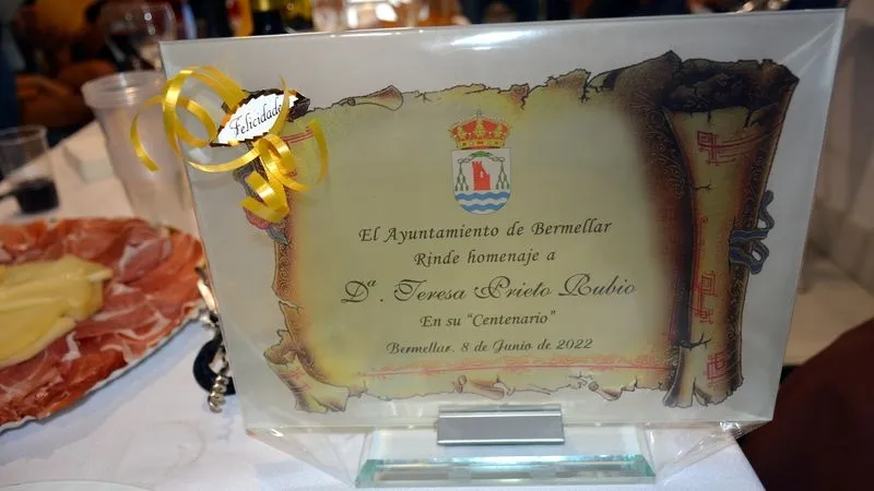 Teresa Prieto Rubio recibió una placa y un diploma