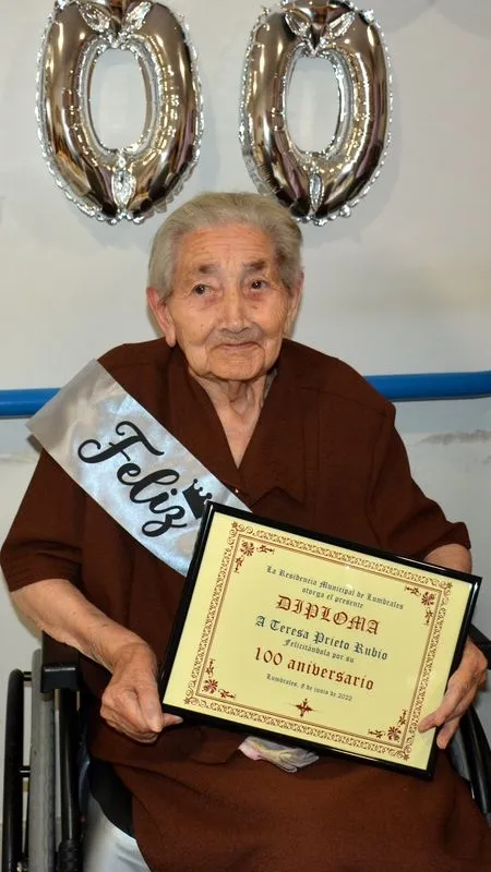 Teresa Prieto Rubio recibió una placa y un diploma
