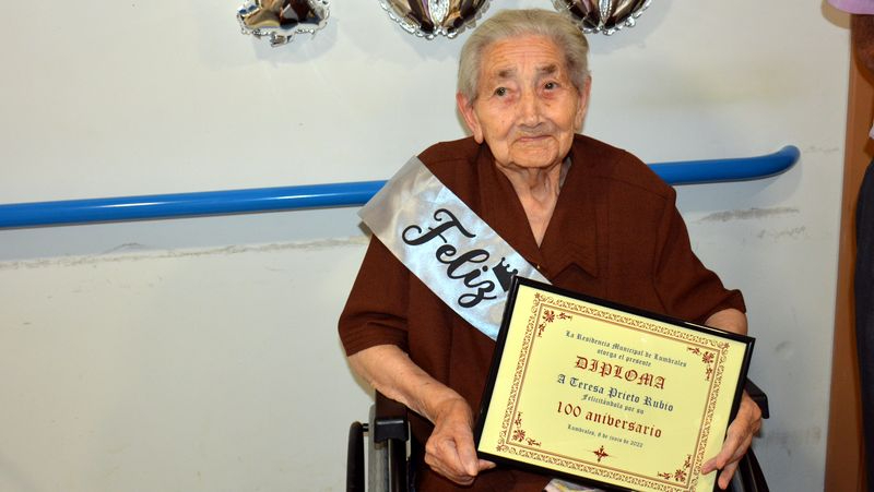 Teresa Prieto Rubio recibió una placa y un diploma