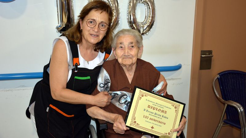 Teresa Prieto Rubio recibió una placa y un diploma