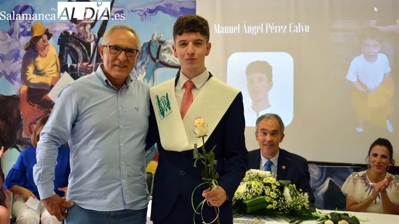 Los chicos y chicas que han finalizado bachillerato en el Ies Tierras de Abadengo recibieron una beca que les acredita como graduados