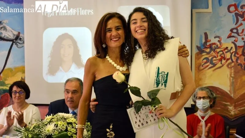 Los chicos y chicas que han finalizado bachillerato en el Ies Tierras de Abadengo recibieron una beca que les acredita como graduados