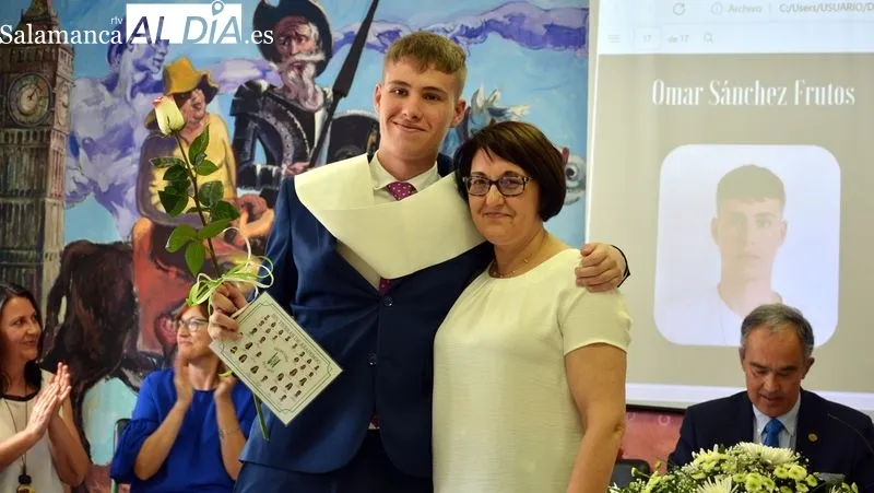 Los chicos y chicas que han finalizado bachillerato en el Ies Tierras de Abadengo recibieron una beca que les acredita como graduados