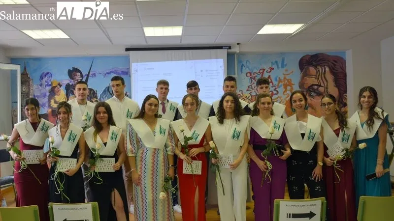 Los chicos y chicas que han finalizado bachillerato en el Ies Tierras de Abadengo recibieron una beca que les acredita como graduados
