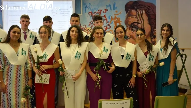 Los chicos y chicas que han finalizado bachillerato en el Ies Tierras de Abadengo recibieron una beca que les acredita como graduados