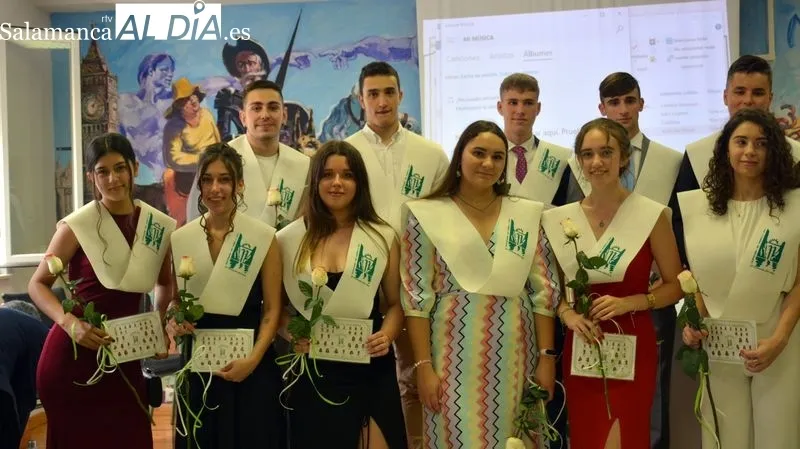 Los chicos y chicas que han finalizado bachillerato en el Ies Tierras de Abadengo recibieron una beca que les acredita como graduados