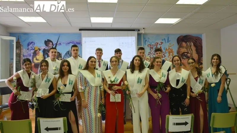 Los chicos y chicas que han finalizado bachillerato en el Ies Tierras de Abadengo recibieron una beca que les acredita como graduados