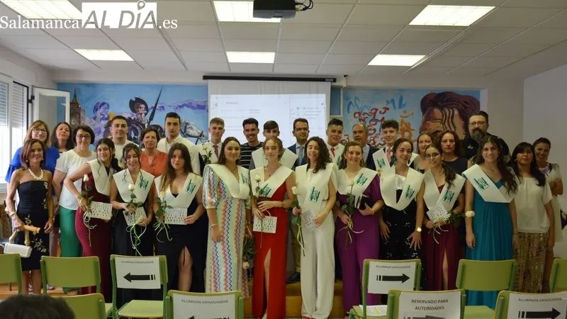 Los chicos y chicas que han finalizado bachillerato en el Ies Tierras de Abadengo recibieron una beca que les acredita como graduados