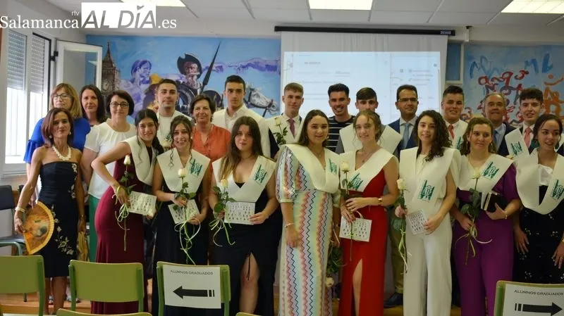 Los chicos y chicas que han finalizado bachillerato en el Ies Tierras de Abadengo recibieron una beca que les acredita como graduados