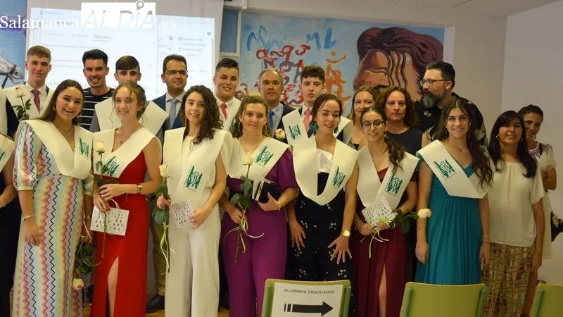 Los chicos y chicas que han finalizado bachillerato en el Ies Tierras de Abadengo recibieron una beca que les acredita como graduados