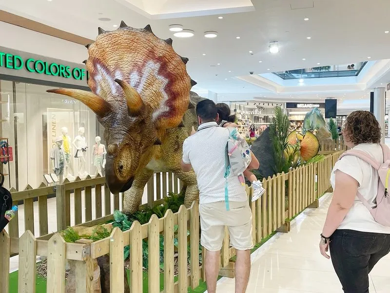 Exposición 'Dinosauria' en el Centro Comercial El Tormes