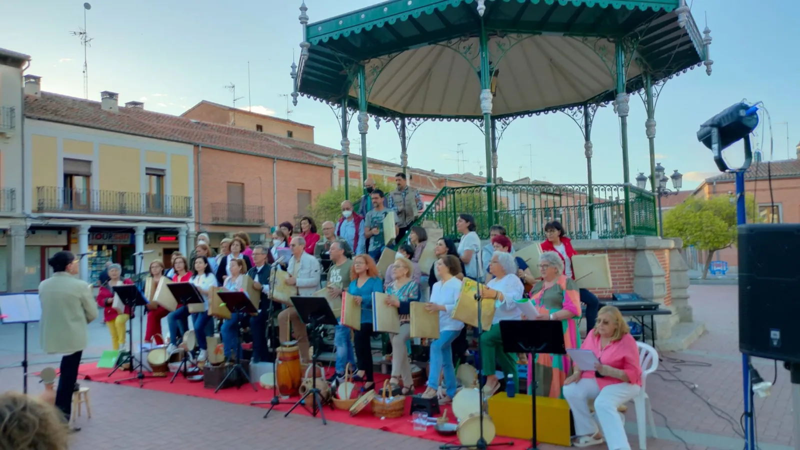 La plaza de España de Peñaranda acogía los conciertos fin de curso de los talleres de Canto y Percusiòn 