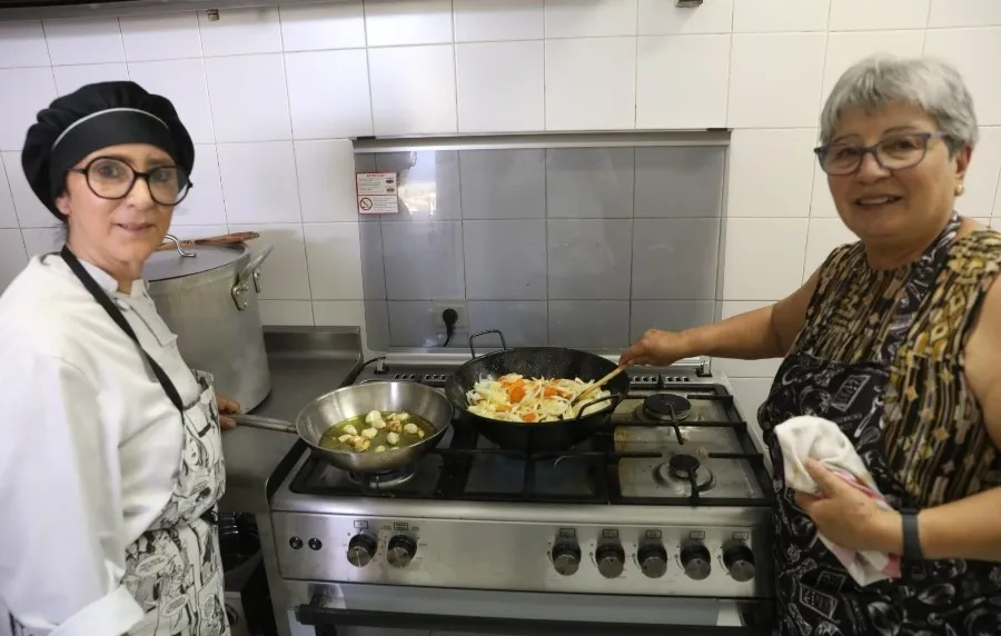 Foto 10 - Fuentes de O&ntilde;oro re&uacute;ne a 230 comensales en una cena solidaria a favor de Ucrania