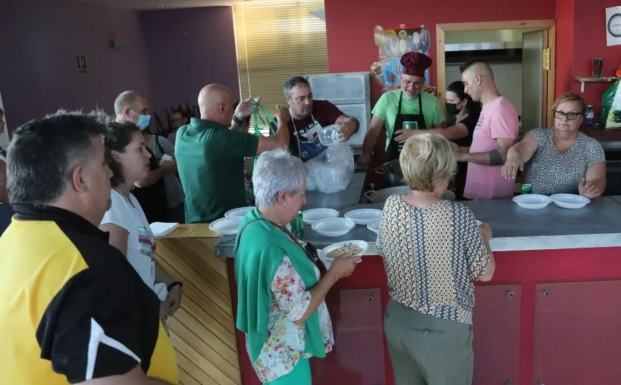 Foto 6 - Fuentes de O&ntilde;oro re&uacute;ne a 230 comensales en una cena solidaria a favor de Ucrania
