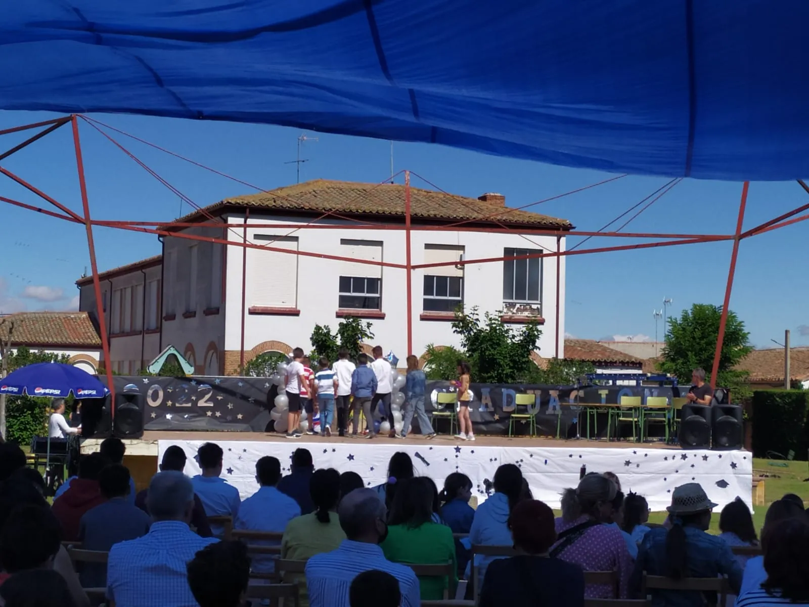 El parque municipal de Macotera acogía la graduación de los alumnos del CEO Miguel Delibes 