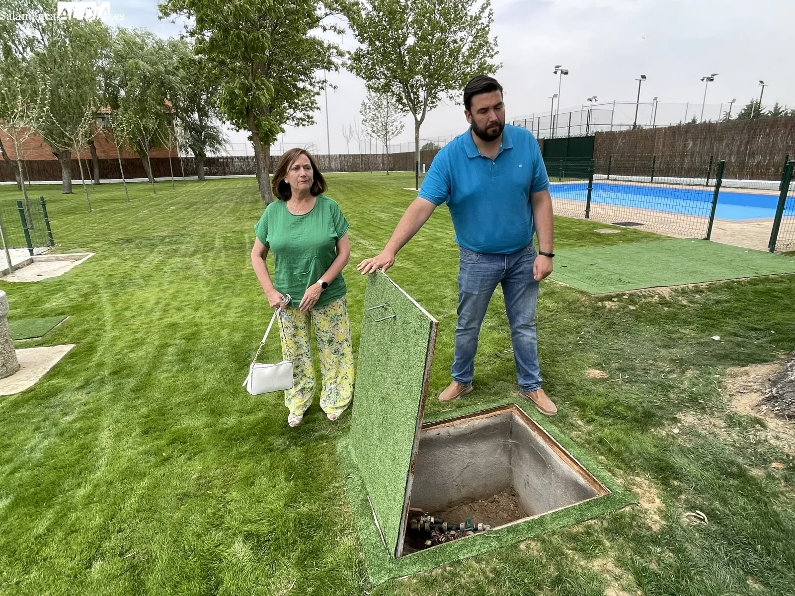 Foto 3 - M&aacute;s de 4.500 metros de c&eacute;sped renovado y una inversi&oacute;n global de 40.000 euros: As&iacute; se han preparado las piscinas municipales ante su inminente apertura