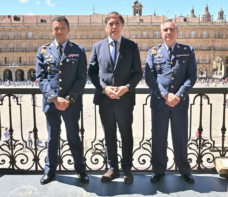 El alcalde de Salamanca, Carlos García Carbayo, recibe a los 25 alféreces alumnos que han realizado el 88º curso de piloto en la Escuela Militar de Transporte Aéreo del Grupo de Escuelas de Matacán y la primera formación especializada en drones 