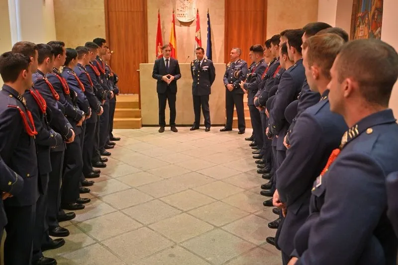 El alcalde de Salamanca, Carlos García Carbayo, recibe a los 25 alféreces alumnos que han realizado el 88º curso de piloto en la Escuela Militar de Transporte Aéreo del Grupo de Escuelas de Matacán y la primera formación especializada en drones 