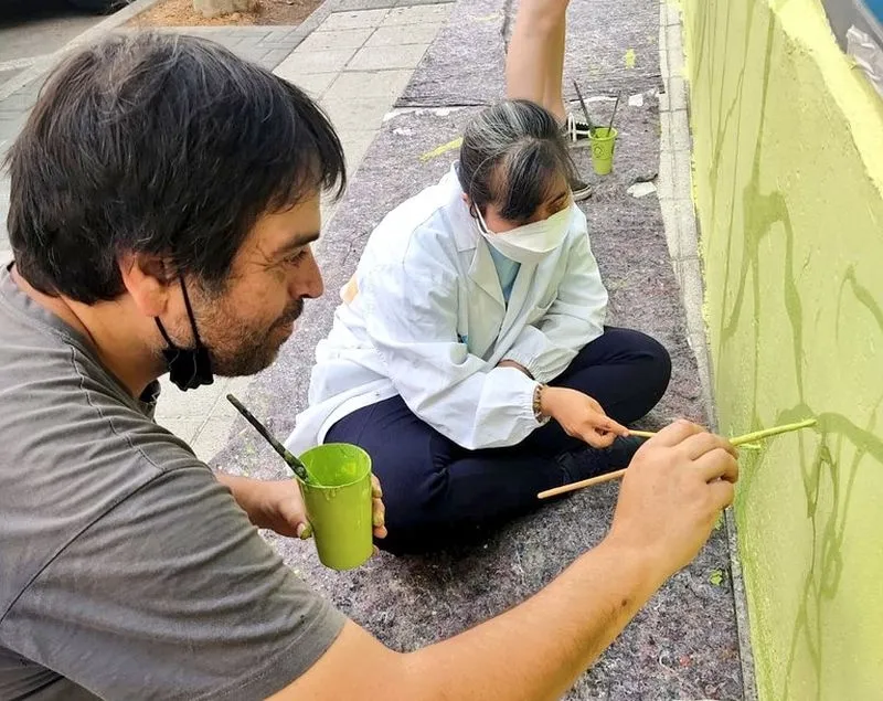 La concejala de Familia e Igualdad de Oportunidades, Ana Suárez, ha visitado a los alumnos que estaban elaborando un mural en la fachada del edificio de la Fundación AFIM, en la avenida de los Cedros
