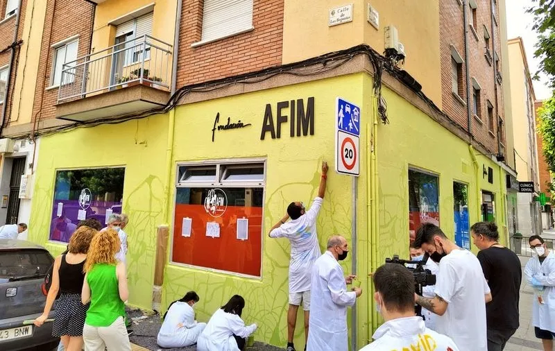 La concejala de Familia e Igualdad de Oportunidades, Ana Suárez, ha visitado a los alumnos que estaban elaborando un mural en la fachada del edificio de la Fundación AFIM, en la avenida de los Cedros