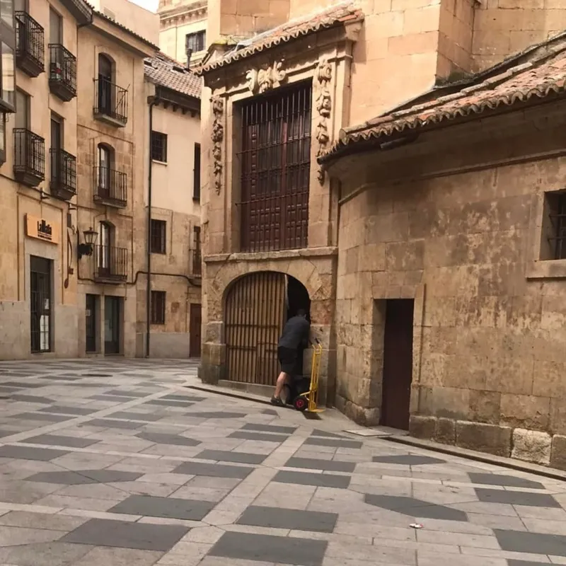 Exterior de la Iglesia San Benito tapiada por cartones.