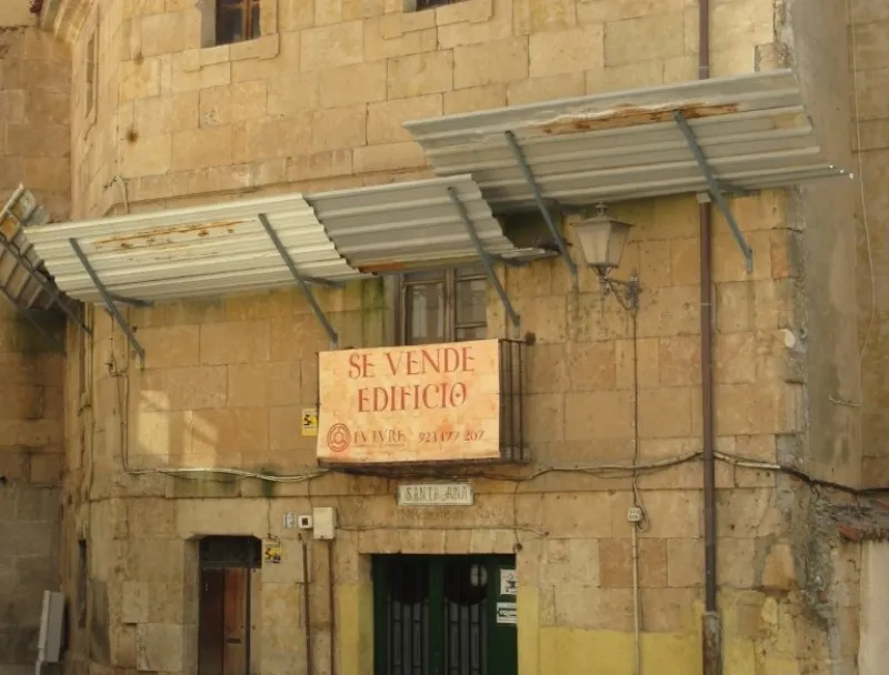 Chapas apuntaladas en un edificio de la calle Tentenecio.