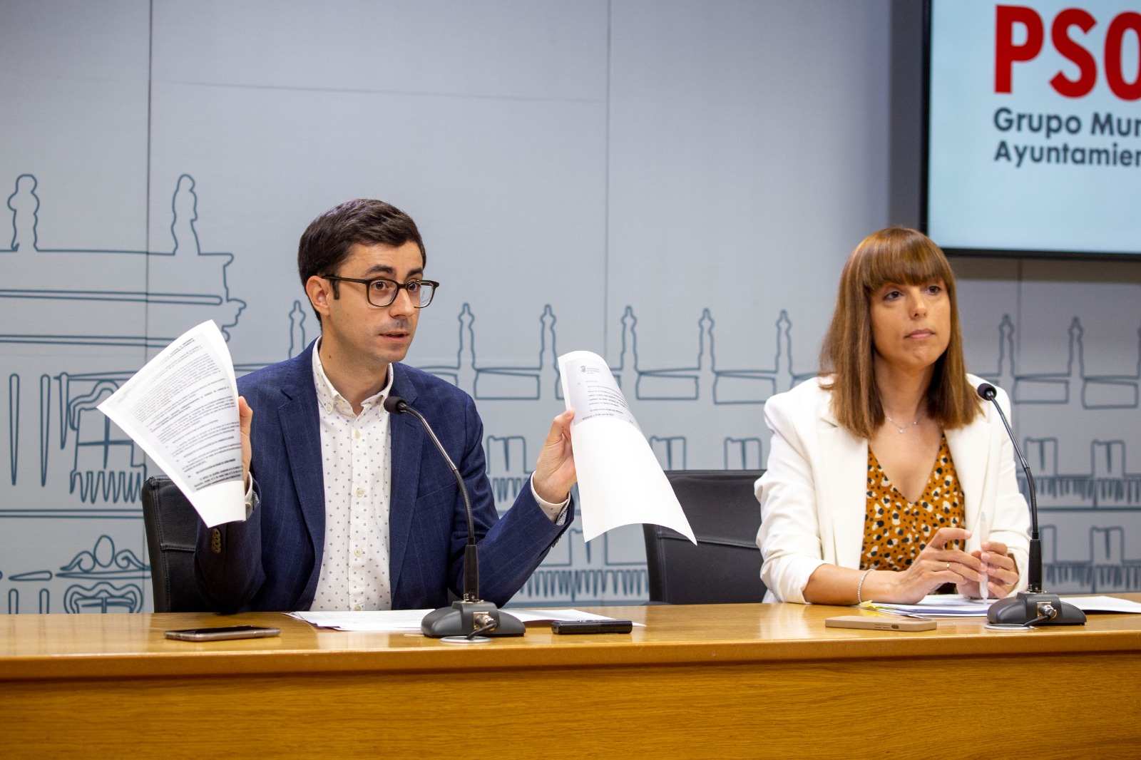 El portavoz del Grupo Socialista, José Luis Mateos, y la concejala María Sánchez, este jueves en rueda de prensa