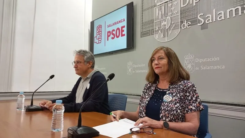 Fernando Rubio y Carmen Ávila, diputados socialistas durante su comparecencia en la rueda de prensa en la Diputación