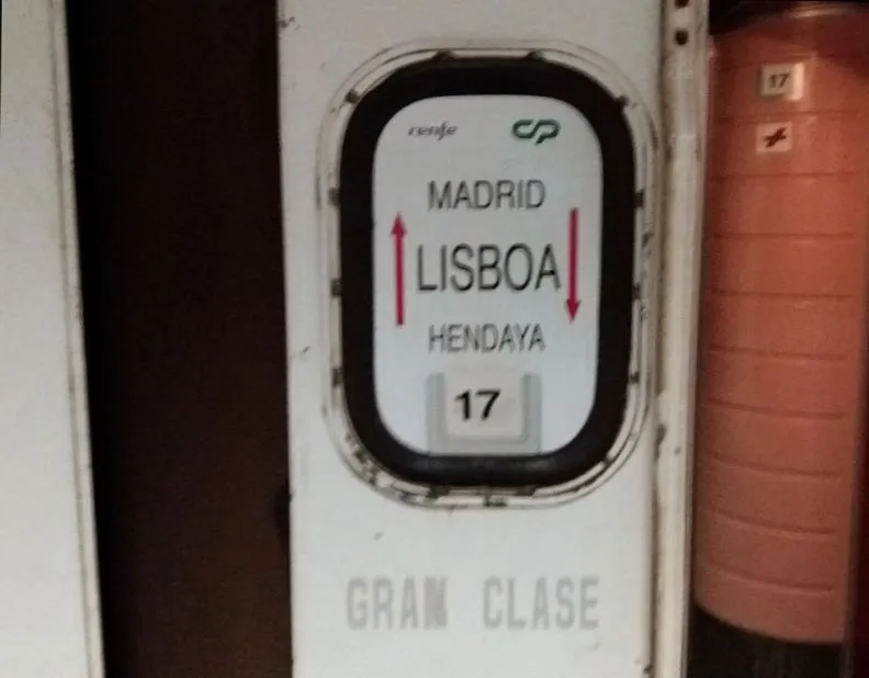 El tren hotel Madrid-Lisboa a su paso por Salamanca | MARTÍN-GARAY Archivo