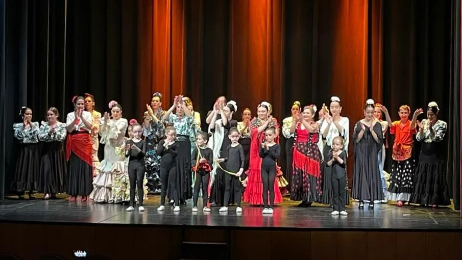 Foto 4 - Tarde de &ldquo;&iexcl;ol&eacute;s!&rdquo; en el Teatro con la gala de fin de curso de las alumnas de Rebeca Garv&iacute;a