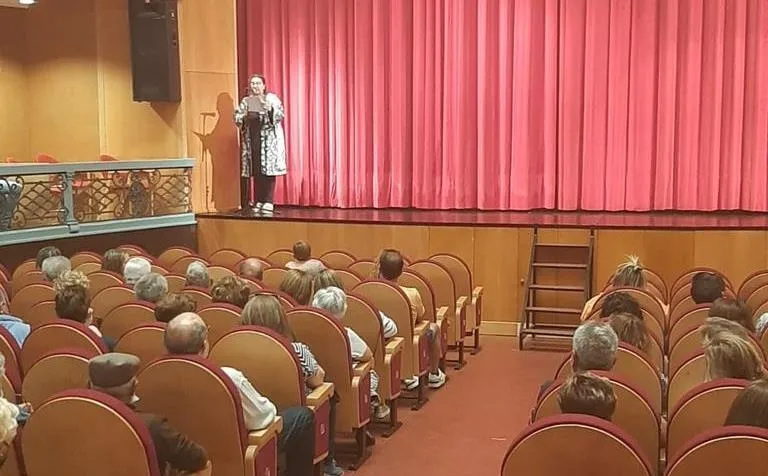 Foto 3 - Tarde de &ldquo;&iexcl;ol&eacute;s!&rdquo; en el Teatro con la gala de fin de curso de las alumnas de Rebeca Garv&iacute;a