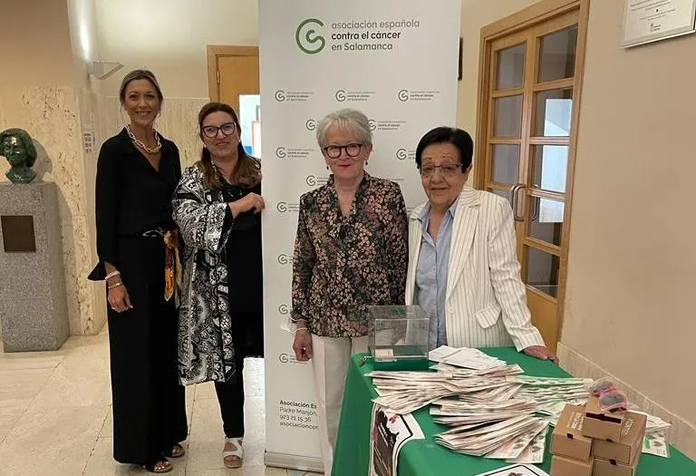 Foto 2 - Tarde de &ldquo;&iexcl;ol&eacute;s!&rdquo; en el Teatro con la gala de fin de curso de las alumnas de Rebeca Garv&iacute;a