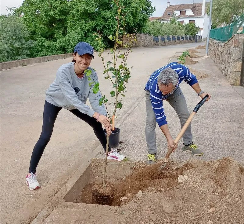 Foto 3 - Cinco localidades de la comarca plantan nuevos &aacute;rboles frutales para mejorar la biodiversidad