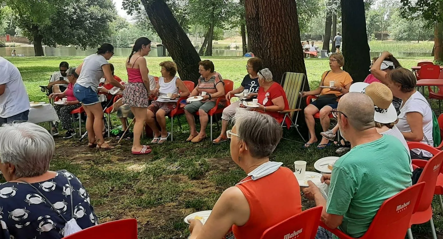 Foto 6 - El Centro de Adultos disfruta de una convivencia a orillas del r&iacute;o