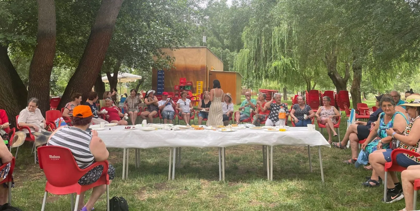 Foto 2 - El Centro de Adultos disfruta de una convivencia a orillas del r&iacute;o