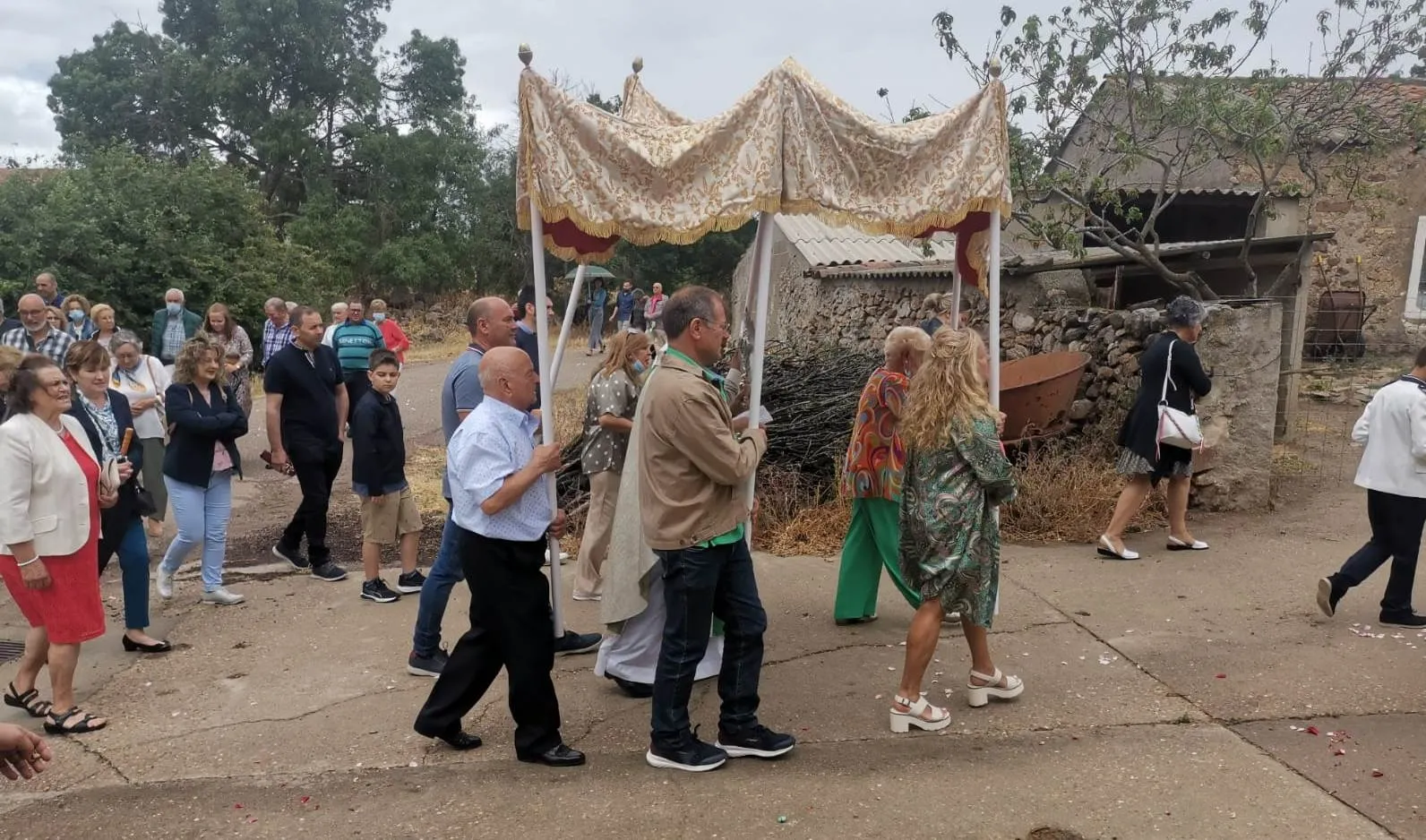 Foto 5 - El Sant&iacute;simo abrevia su recorrido por Pedrotoro por el riesgo de lluvia
