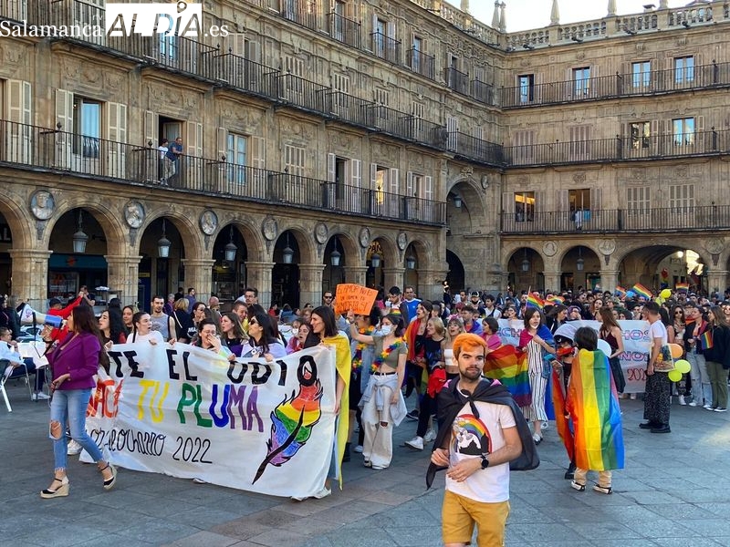 Foto 2 - El Orgullo Charro LGTBI+ recorre las calles de Salamanca: 'Ante el odio, saca tu pluma' 