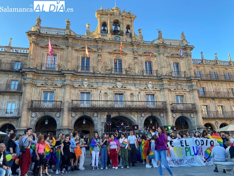 Foto 3 - El Orgullo Charro LGTBI+ recorre las calles de Salamanca: 'Ante el odio, saca tu pluma' 
