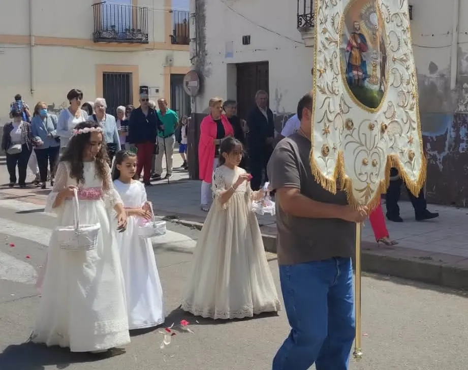Foto 6 - Las tres ni&ntilde;as de Primera Comuni&oacute;n acompa&ntilde;an al Sant&iacute;simo en el Arrabal del Puente